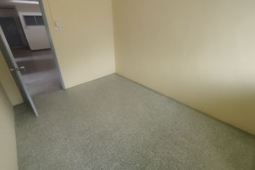 Oug/Happy Garden Corner 1 Storey Terrace House For Rent