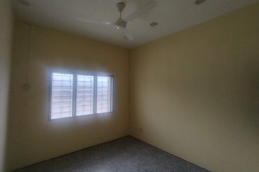 Oug/Happy Garden Corner 1 Storey Terrace House For Rent