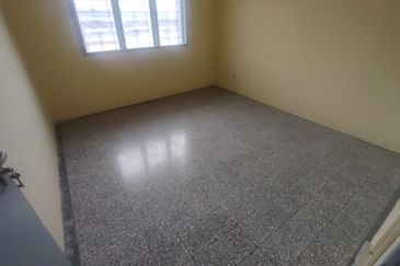 Oug/Happy Garden Corner 1 Storey Terrace House For Rent