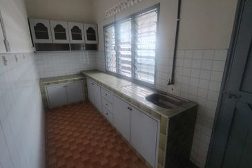 Oug/Happy Garden Corner 1 Storey Terrace House For Rent