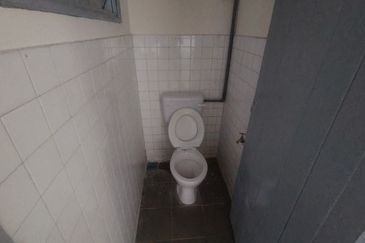 Oug/Happy Garden Corner 1 Storey Terrace House For Rent