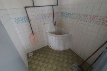 Oug/Happy Garden Corner 1 Storey Terrace House For Rent