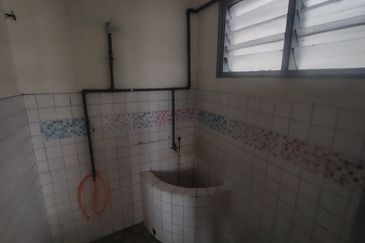 Oug/Happy Garden Corner 1 Storey Terrace House For Rent