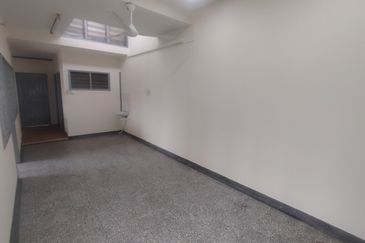 Oug/Happy Garden Corner 1 Storey Terrace House For Rent