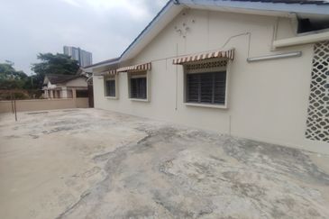Oug/Happy Garden Corner 1 Storey Terrace House For Rent