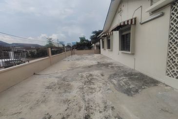 Oug/Happy Garden Corner 1 Storey Terrace House For Rent