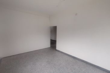 Oug/Happy Garden Corner 1 Storey Terrace House For Rent