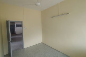 Oug/Happy Garden Corner 1 Storey Terrace House For Rent