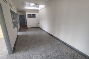 Oug/Happy Garden Corner 1 Storey Terrace House For Rent