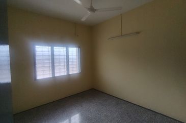 Oug/Happy Garden Corner 1 Storey Terrace House For Rent