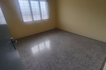 Oug/Happy Garden Corner 1 Storey Terrace House For Rent