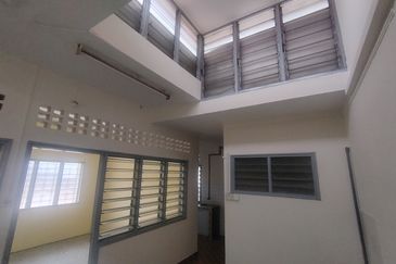 Oug/Happy Garden Corner 1 Storey Terrace House For Rent