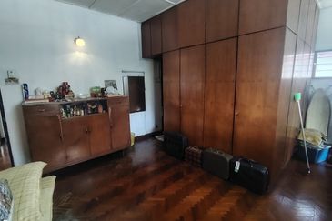 Oug 2 Storey Bungalow Corner Unit For Rent