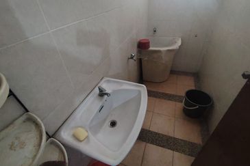 Oug 2 Storey Bungalow Corner Unit For Rent