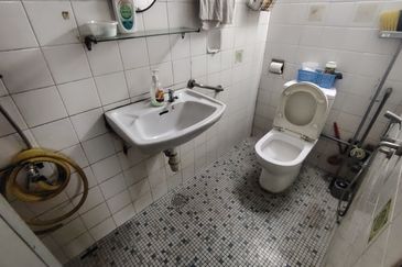 Oug 2 Storey Bungalow Corner Unit For Rent