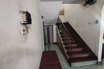 Oug 2 Storey Bungalow Corner Unit For Rent