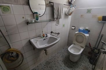 Oug 2 Storey Corner Bungalow House For Sale