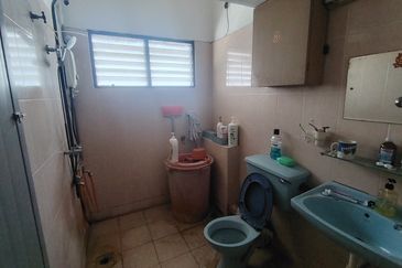 Oug 2 Storey Corner Bungalow House For Sale