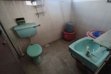 Oug 2 Storey Corner Bungalow House For Sale