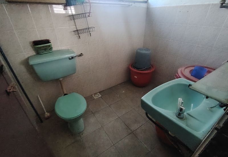 Oug 2 Storey Corner Bungalow House For Sale