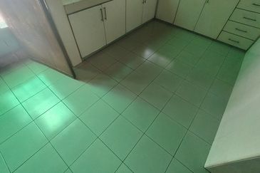 Oug 2 Storey Corner Bungalow House For Sale