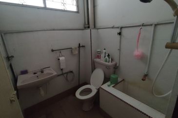 Oug 2 Storey Semi D Near to Market for Sale