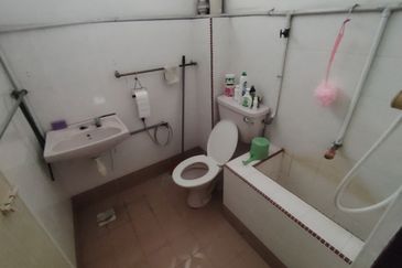 Oug 2 Storey Semi D Near to Market for Sale