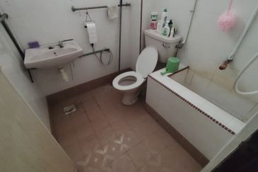 Oug 2 Storey Semi D Near to Market for Sale