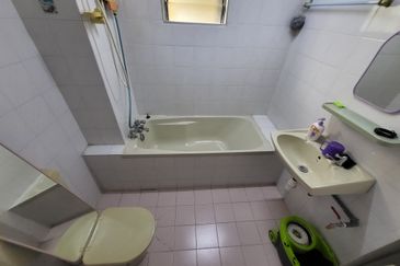 Pangsapuri Bukit Awansari (OG Court)