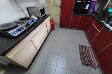 OUG/Taman United 1 Storey Bungalow With Big Land