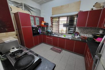 OUG/Taman United 1 Storey Bungalow With Big Land