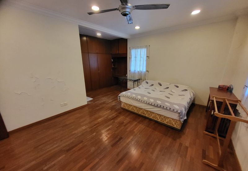 OUG/Taman Yarl Corner Bungalow with Spacious Land