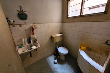 Oug 2 Storey Terrace House Facing Wider Road For Sale