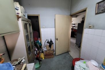 Oug 2 Storey Terrace House Facing Wider Road For Sale