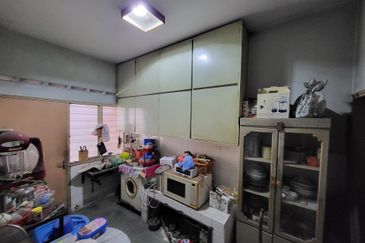 Oug 2 Storey Terrace House Facing Wider Road For Sale