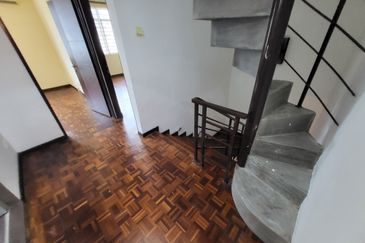 Oug 2 Storey Terrace House Renovated Unit For Sale