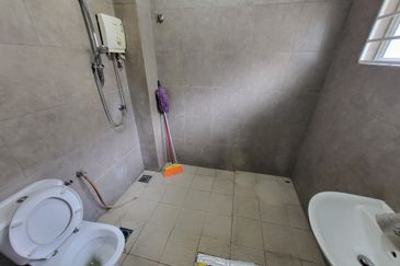 Oug 2 Storey Terrace House Renovated Unit For Sale