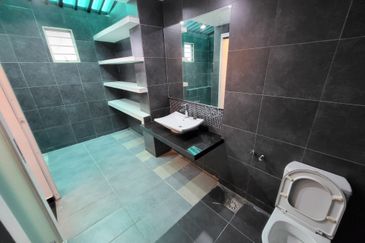 Oug 2 Storey Terrace House Renovated Unit For Sale