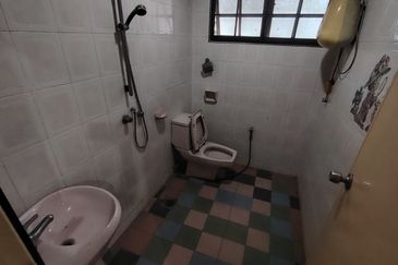 Oug / Taman Yarl Gated Guarded Bungalow For Sale