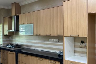 Oug / Happy Garden Gated Guarded 3 Storey Terrace House For Sale