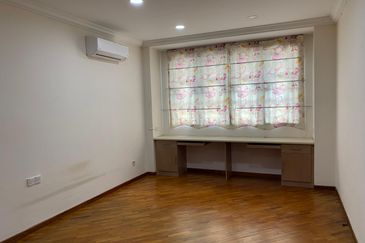 Oug / Happy Garden Gated Guarded 3 Storey Terrace House For Sale