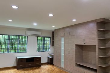 Oug / Happy Garden Gated Guarded 3 Storey Terrace House For Sale