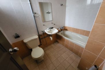 Oug / Happy Garden Gated Guarded 3 Storey Terrace House For Sale