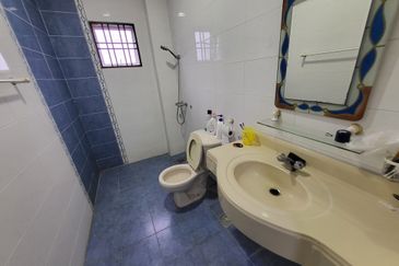 Oug / Happy Garden Gated Guarded 3 Storey Terrace House For Sale