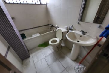 Oug / Happy Garden Gated Guarded 3 Storey Terrace House For Sale