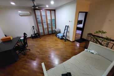 Oug / Happy Garden Gated Guarded 3 Storey Terrace House For Sale