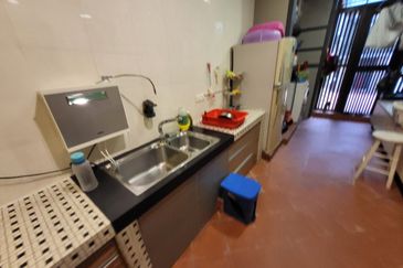 Oug / Taman Yarl 3 Storey Semi D Well Renovated For Sale