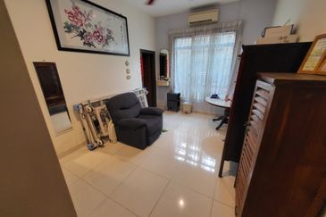 Oug / Taman Yarl 3 Storey Semi D Well Renovated For Sale