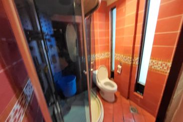 Oug / Taman Yarl 3 Storey Semi D Well Renovated For Sale