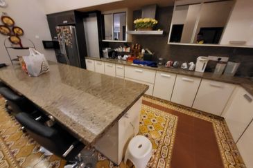 Oug / Taman Yarl 3 Storey Semi D Well Renovated For Sale